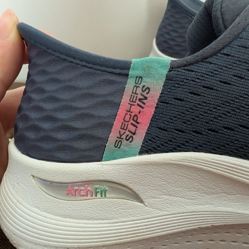 Skechers Women's Navy Blue Slip-in Arch Fit Sneakers 7 Wide - Picture 2 of 4